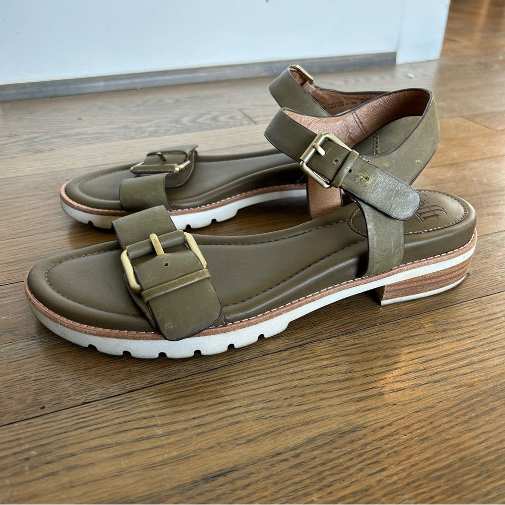 Sofft Women’s Olive Sandal with Buckle - Picture 2 of 6
